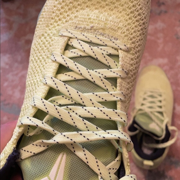 Nike Ghost of Christmas Past kobe 11’s Size 9.5 main image 4